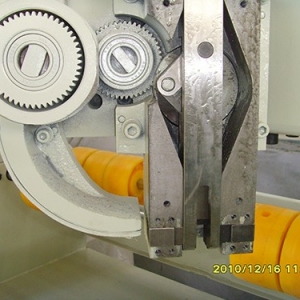 宜春BDJ-2000B型(雙(shuang)伺服驅動(dong))半自動釘(ding)箱機