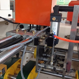 宜春BDJ-2000B型(雙(shuang)伺服驅動(dong))半自動釘(ding)箱機